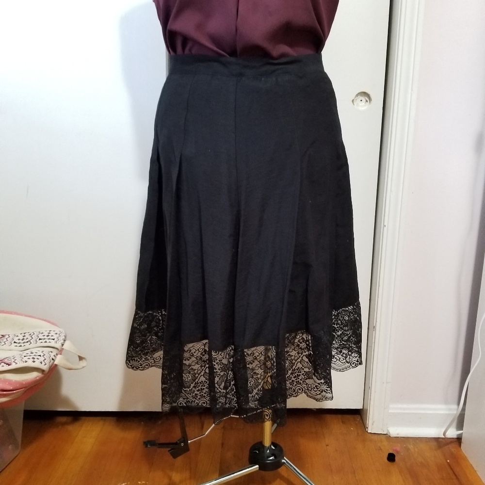 Isaac Mizrahi Black Rayon and lace Skirt 12